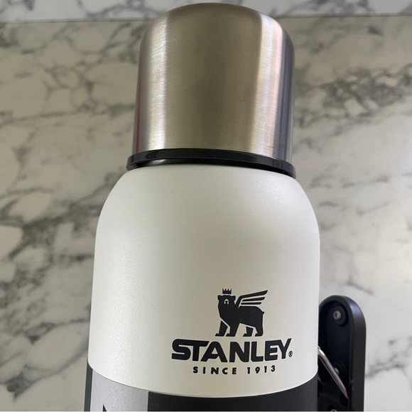 Stanley stainless steel Vaccum Bottle 1.4 qt/ 1.3 L - Picture 6 of 7